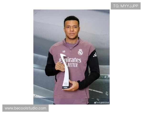 姆巴佩捧起金球奖,状态回暖助力法国天才再创辉煌 姆巴佩捧起金球奖,状态回暖助力法国天才再创辉煌