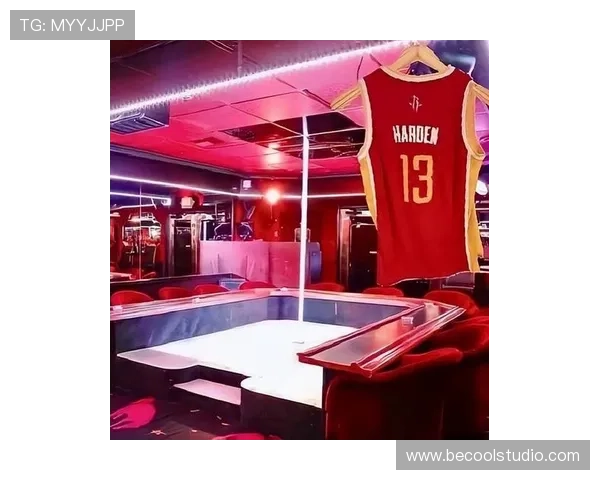 哈登穿得跟夜店常客似的，谁能想到他训练日竟然是这样？